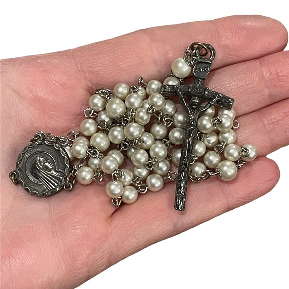 Vintage faux pearl rosary Italy silver finish Catholic religious Crucifix - Picture 2 of 9